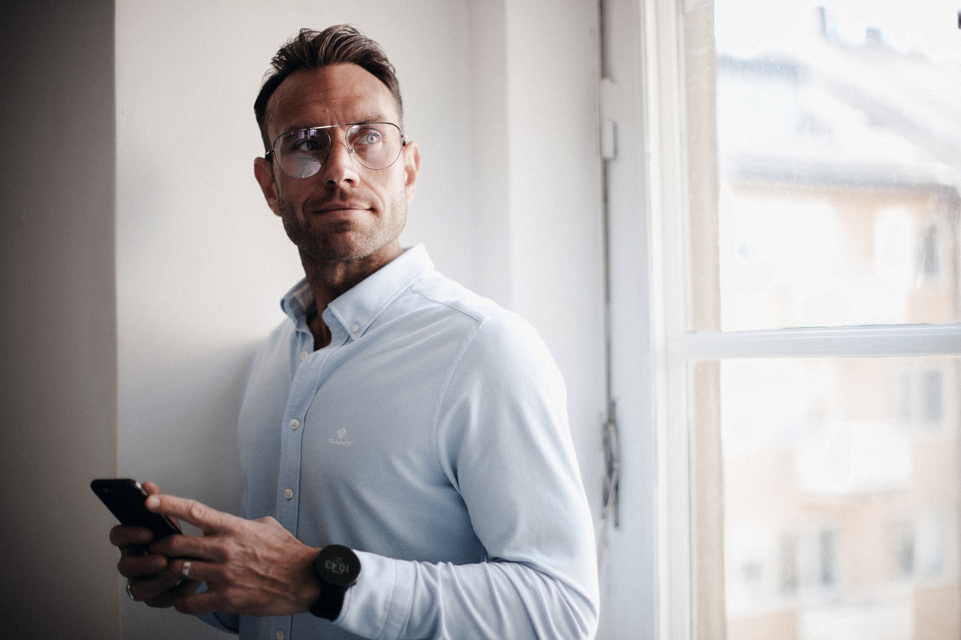 Medarbetare på Informa i kontorsmiljö – säljbolag inom annonsförsäljning och mötesbokning